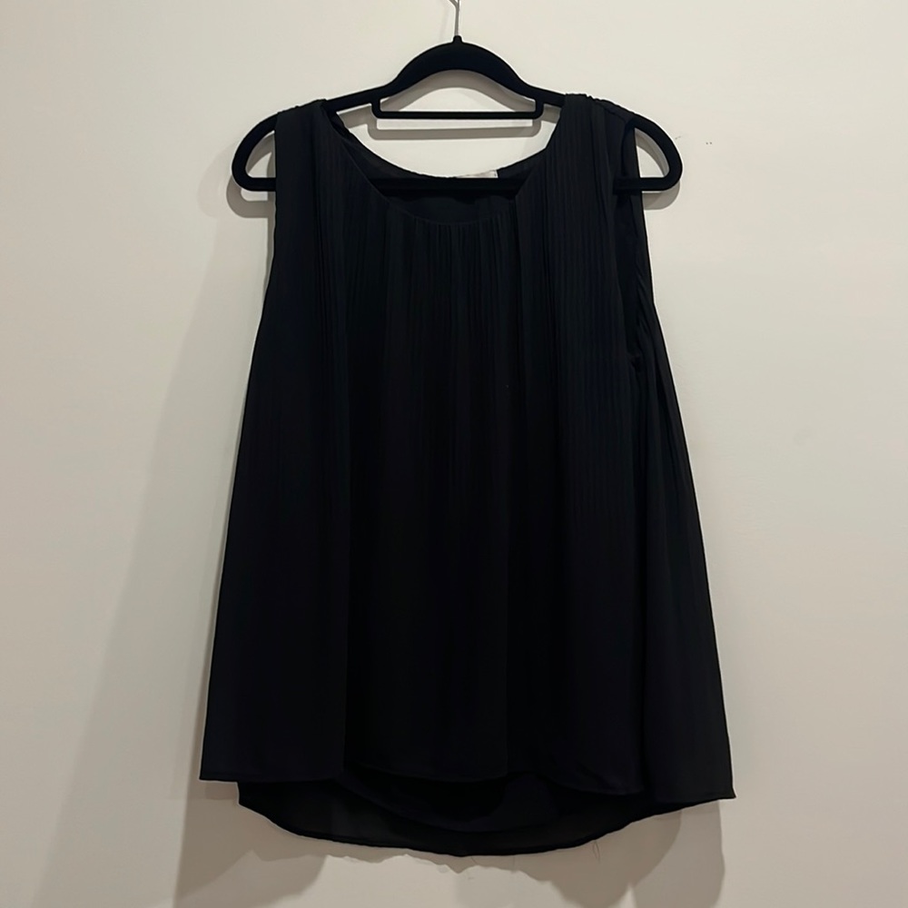 Sleeveless blouse with pleats